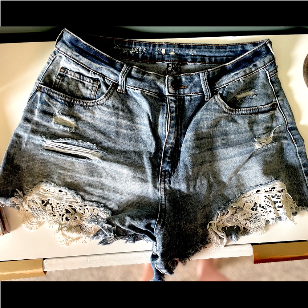 Mossimo // size 13 // stretch lace short // white wash